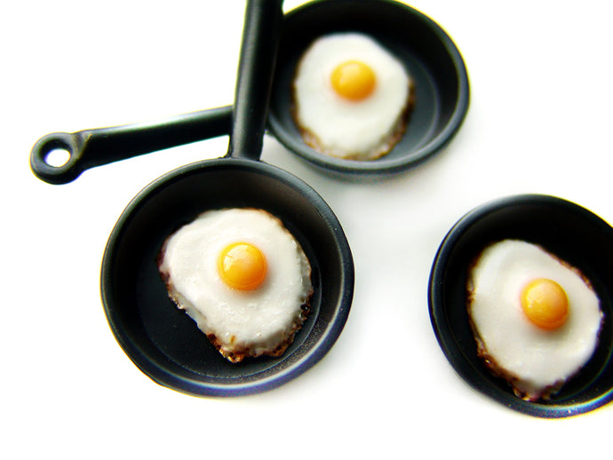 Fried Egg Skillet Charm - Sucre Sucre Miniatures