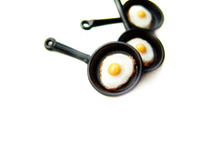 Load image into Gallery viewer, Fried Egg Skillet Charm - Sucre Sucre Miniatures